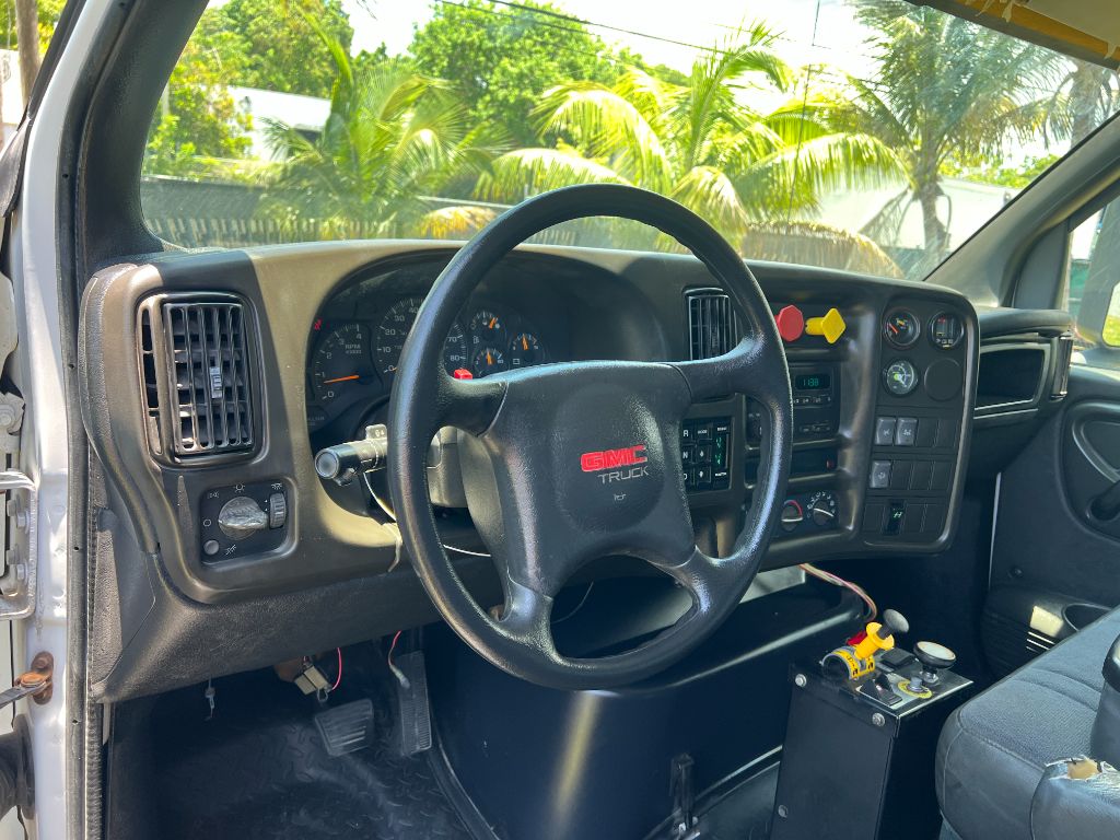 2008 GMC C850 - $44,950