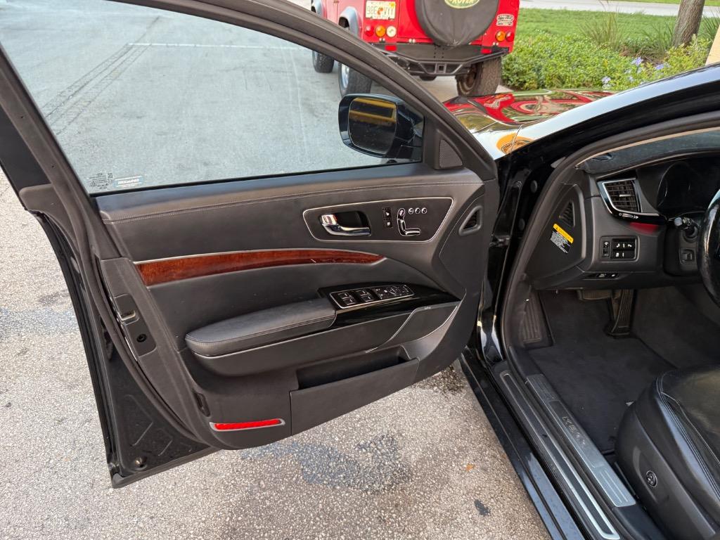 2015 Kia K900 - $11,900