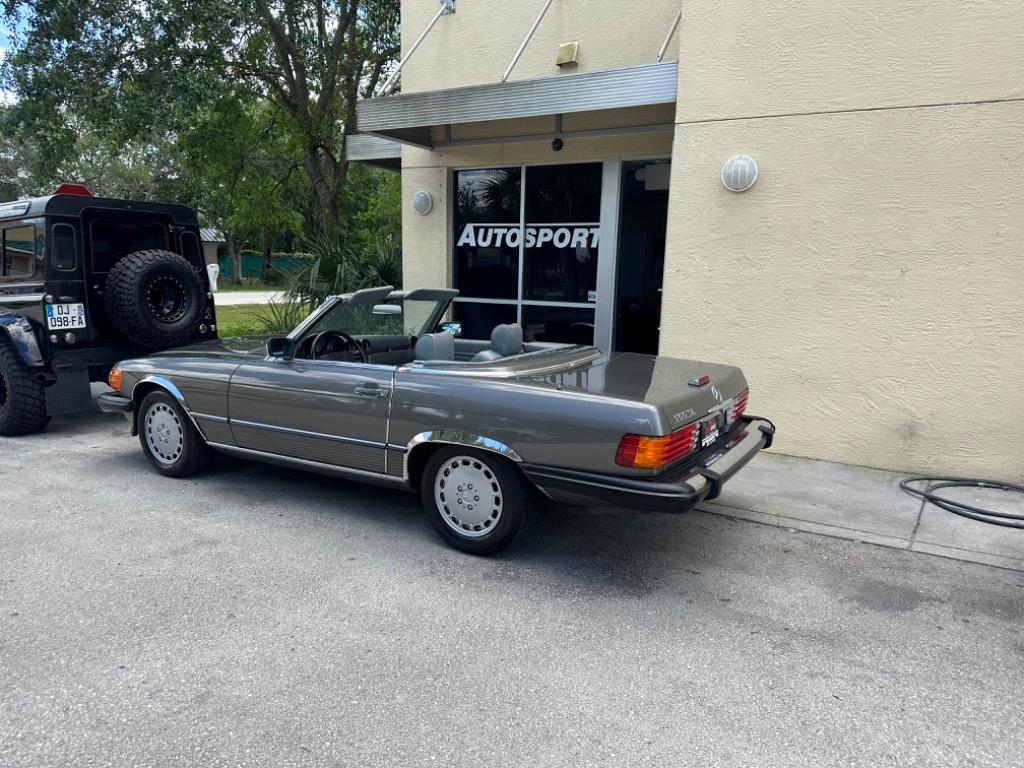 1988 Mercedes-Benz 560 - $27,900