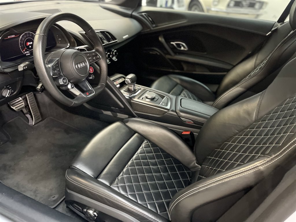 2017 Audi R8 V10 Plus photo