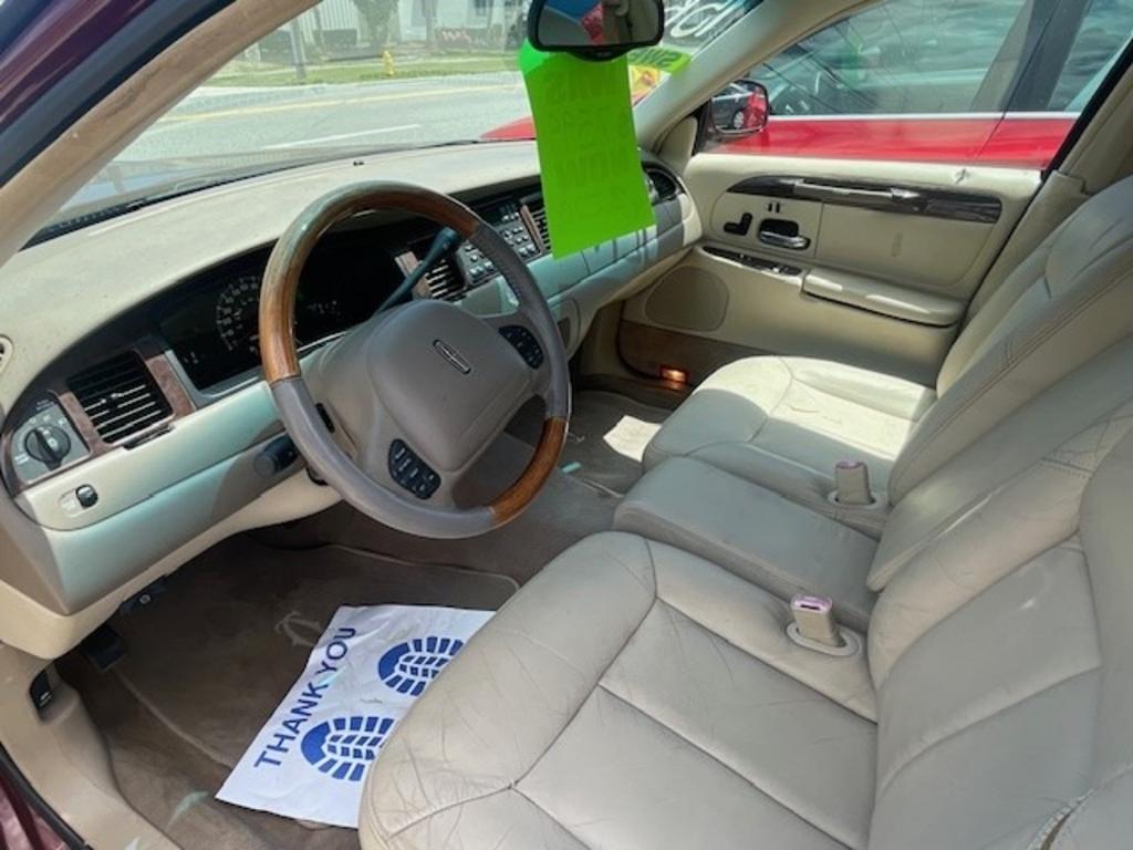 2000 Lincoln Town CAR - $6,595