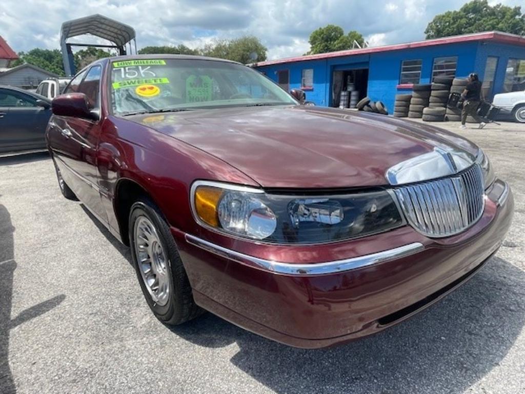 2000 Lincoln Town CAR - $6,595