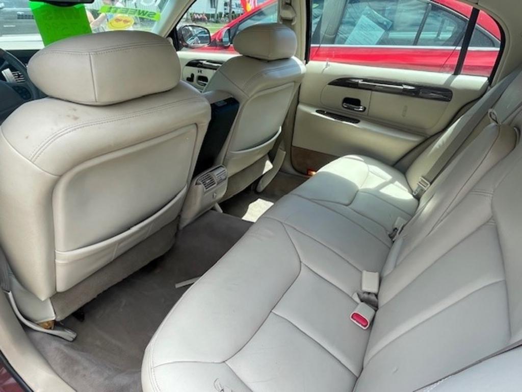 2000 Lincoln Town CAR - $6,595