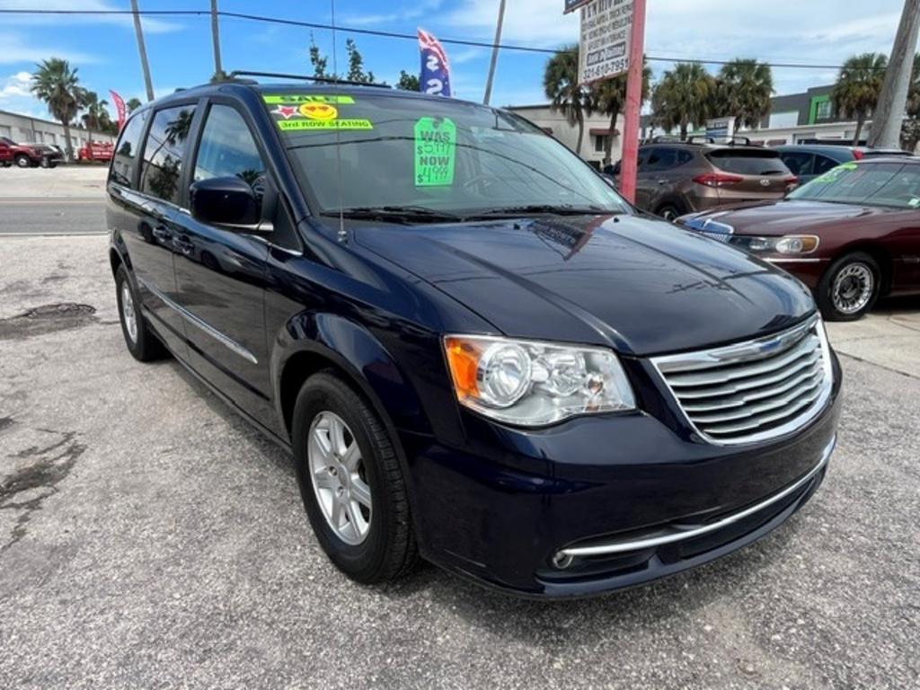 2012 Chrysler Town And Country - $4,995
