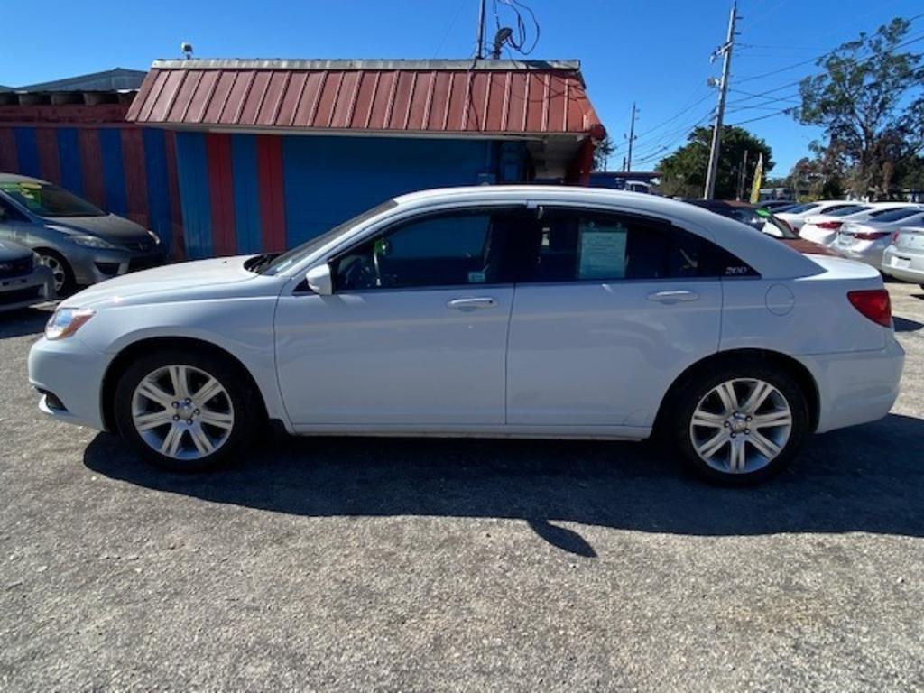2013 Chrysler 200 - $9,599