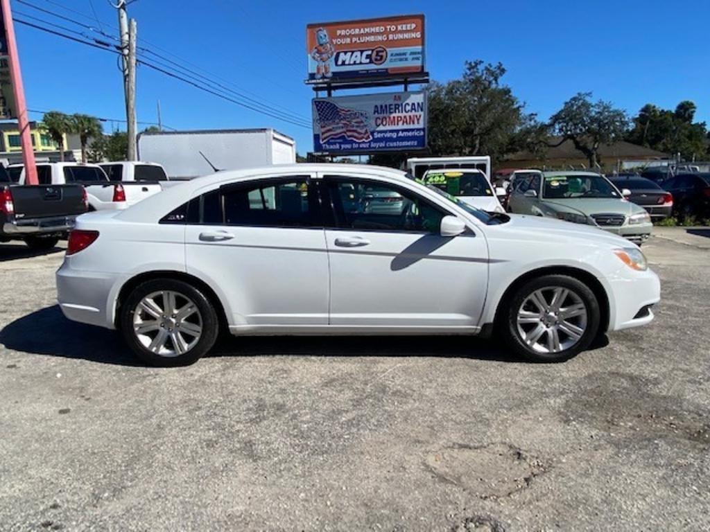 2013 Chrysler 200 - $9,599