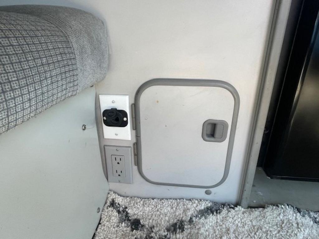 1987 Volkswagen Vanagon - $15,999