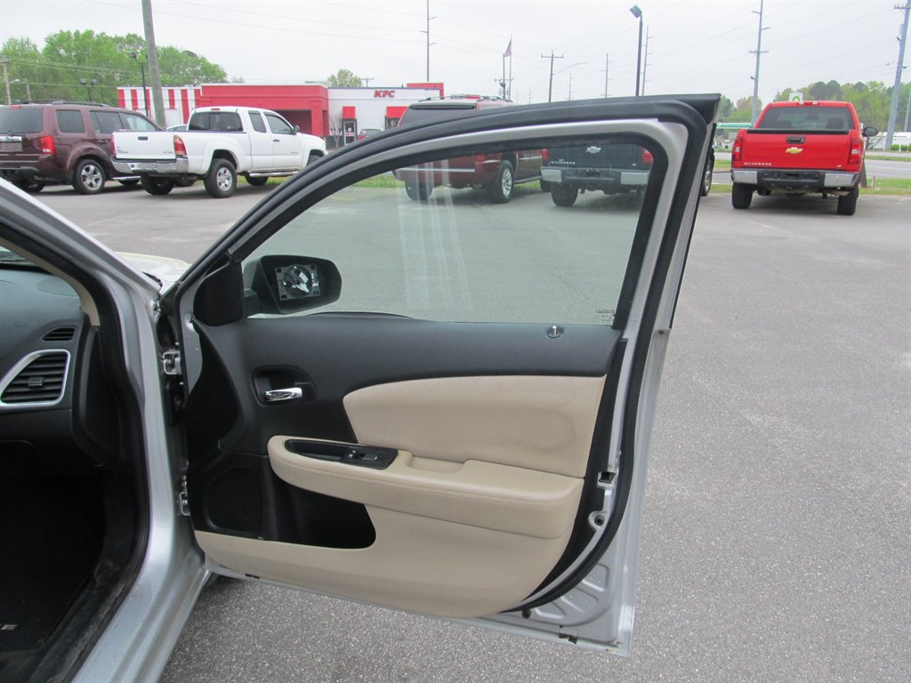 2012 Dodge Avenger SE photo