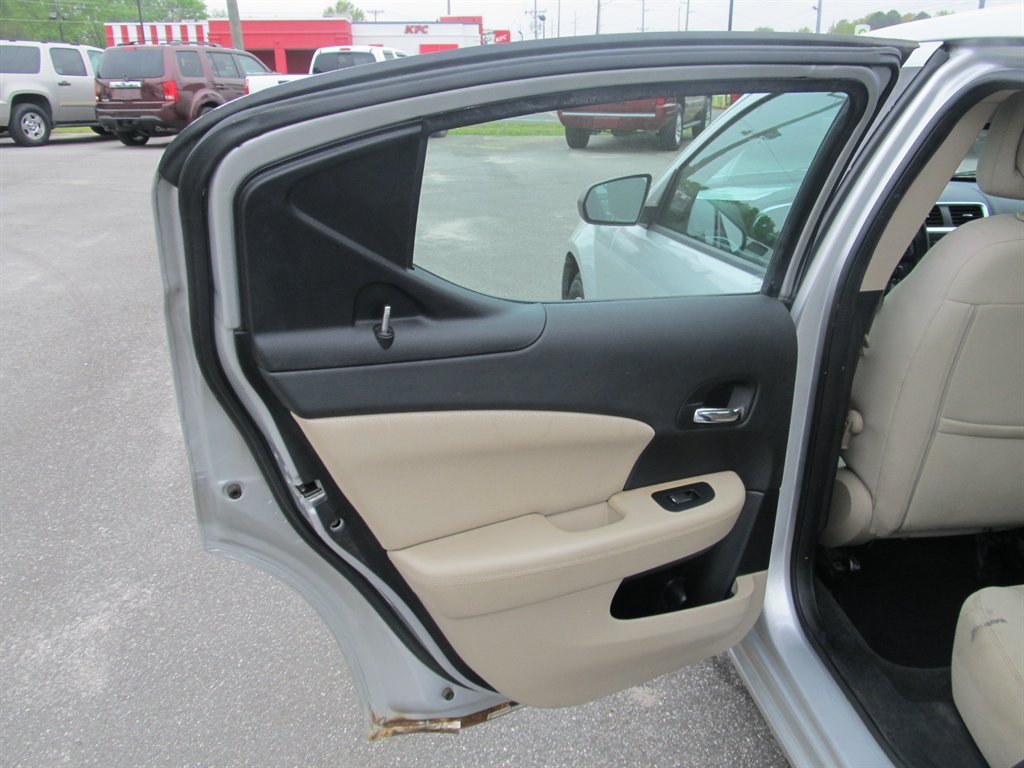 2012 Dodge Avenger SE photo