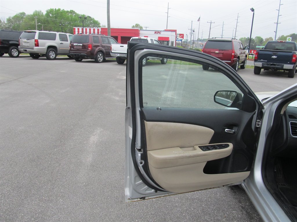 2012 Dodge Avenger SE photo
