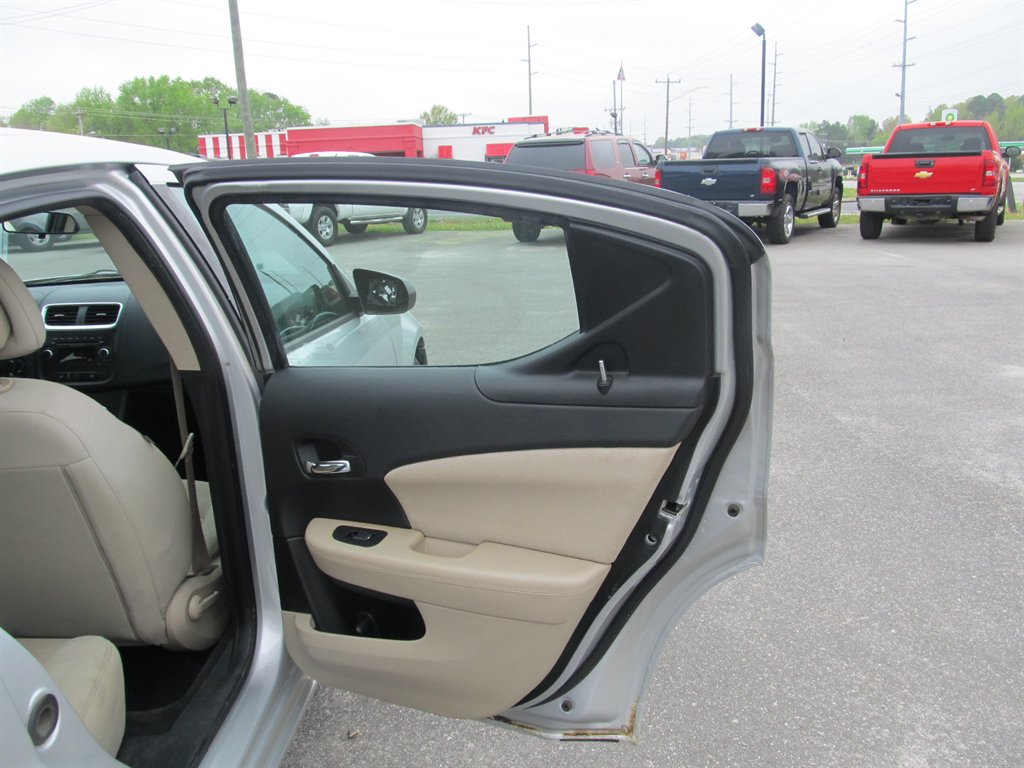 2012 Dodge Avenger SE photo