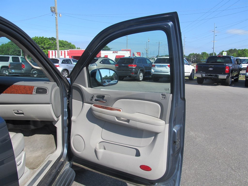 2008 Chevrolet Suburban LT 1500 photo