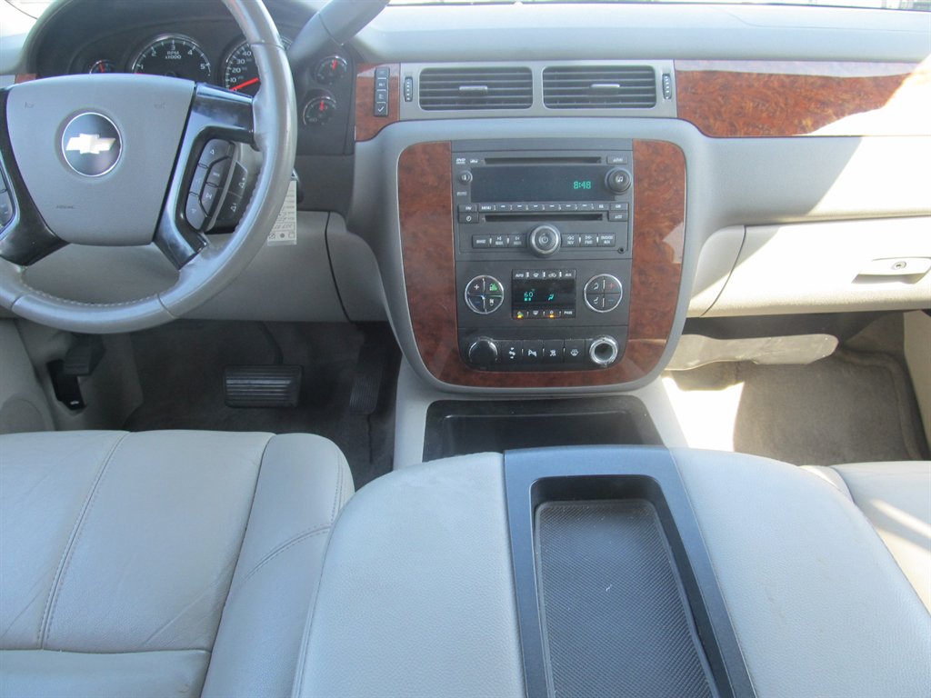 2008 Chevrolet Suburban LT 1500 photo