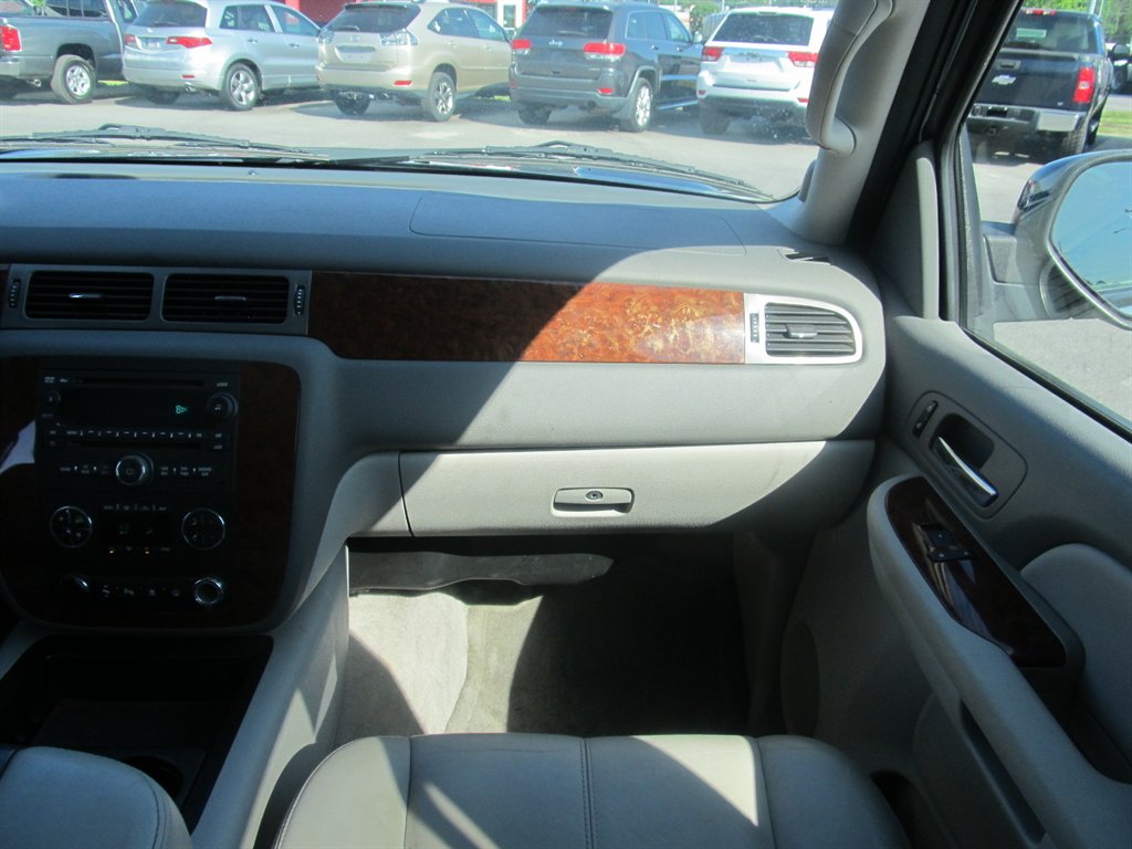 2008 Chevrolet Suburban LT 1500 photo