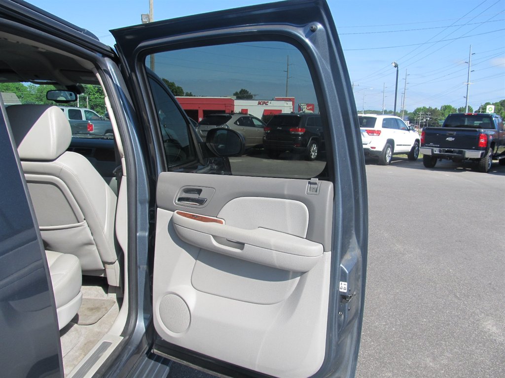 2008 Chevrolet Suburban LT 1500 photo