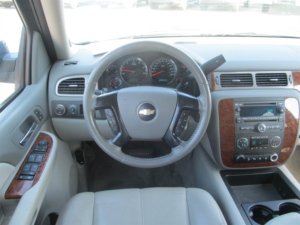2008 Chevrolet Suburban LT 1500 photo