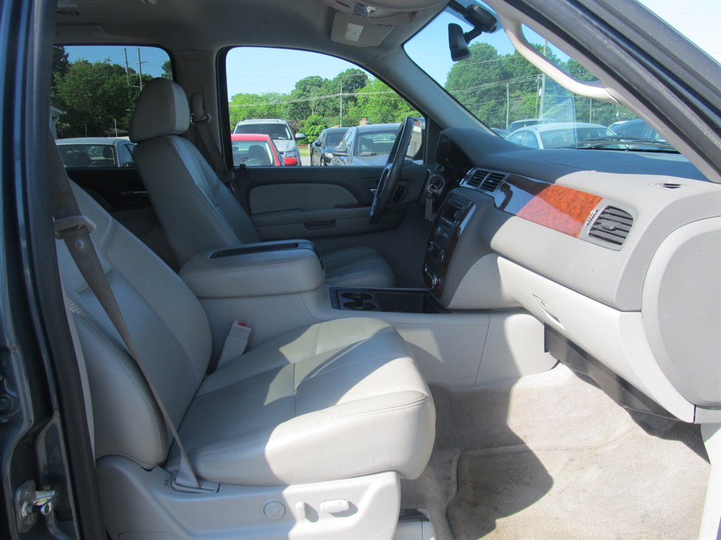 2008 Chevrolet Suburban LT 1500 photo