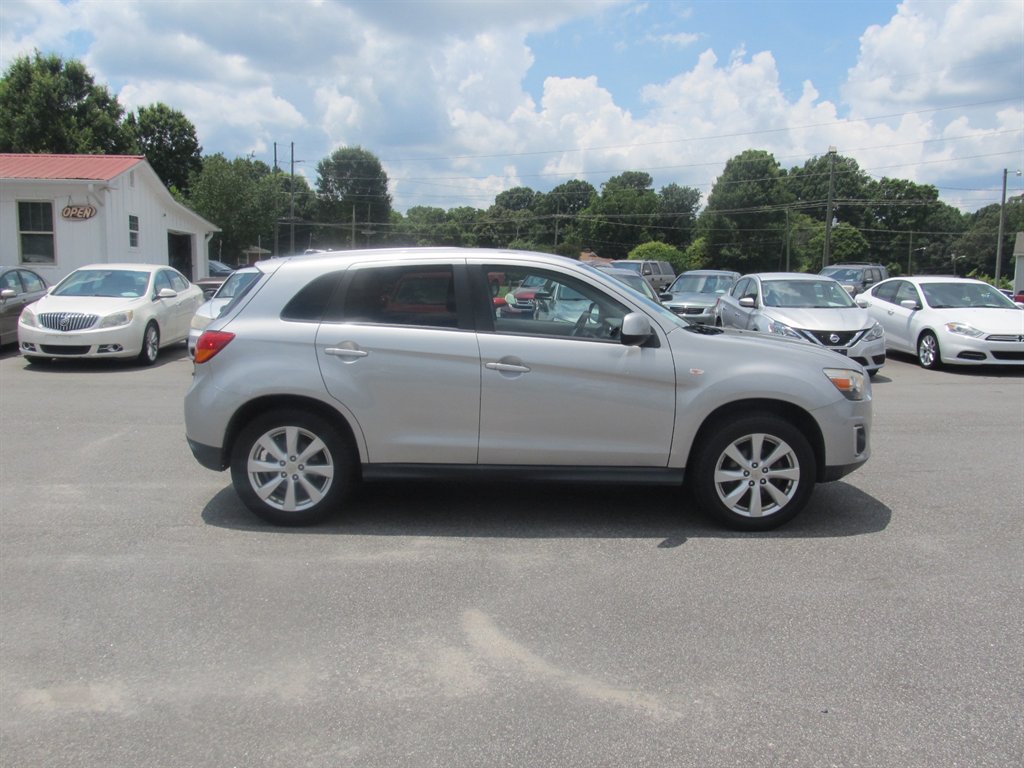 2013 Mitsubishi Outlander - $8,999