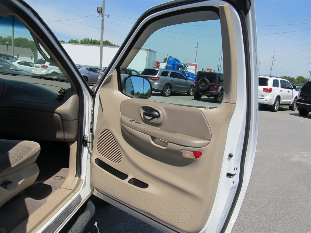2000 Ford F150 - $7,999