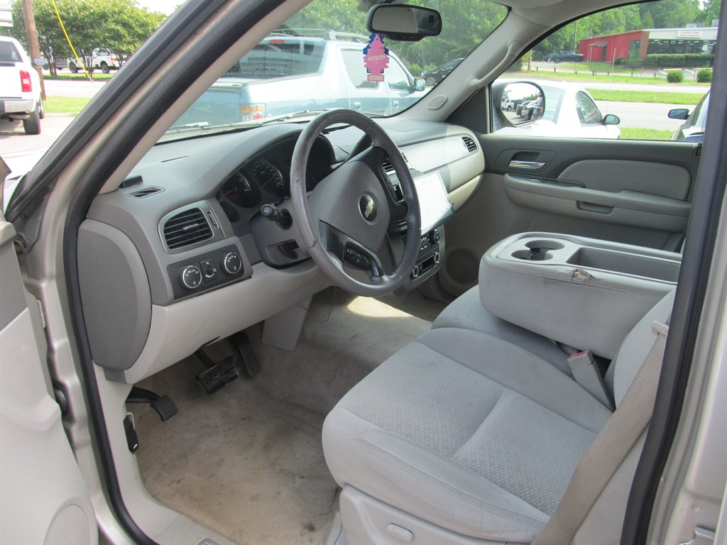 2007 Chevrolet Suburban - $8,999
