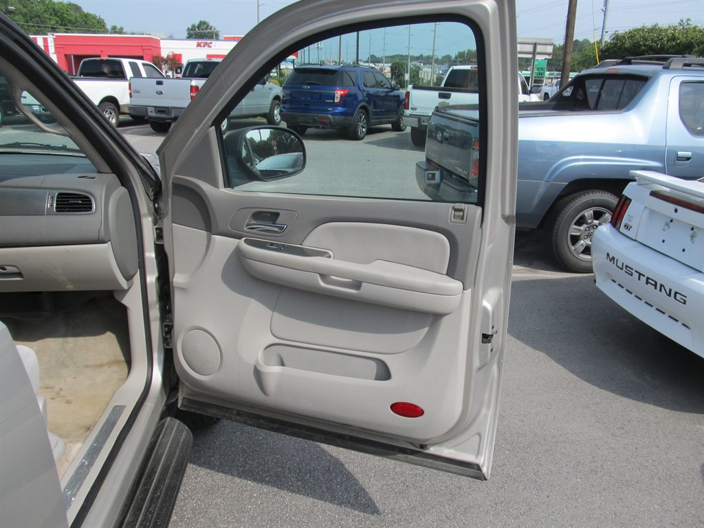 2007 Chevrolet Suburban - $8,999