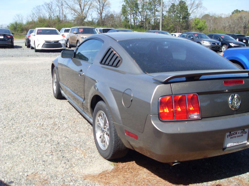 2005 Ford Mustang V6 Deluxe photo