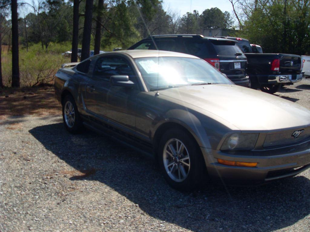 2005 Ford Mustang V6 Deluxe photo