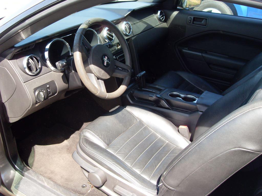 2005 Ford Mustang V6 Deluxe photo