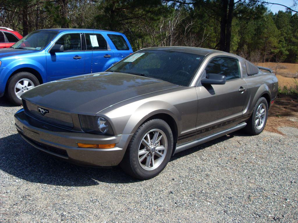 2005 Ford Mustang V6 Deluxe photo