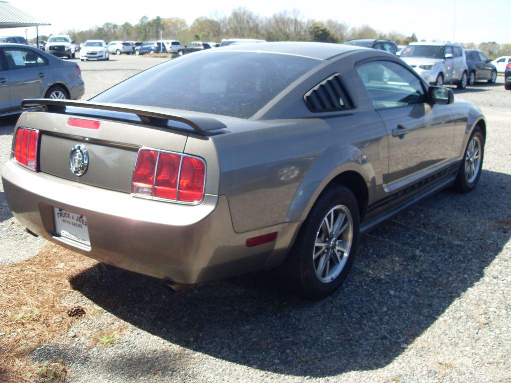 2005 Ford Mustang V6 Deluxe photo
