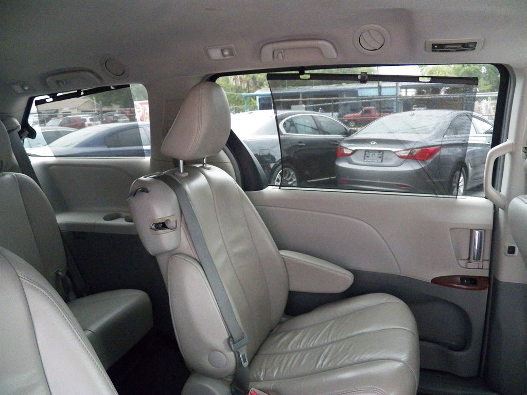 2013 Toyota Sienna XLE 7-Passenger Auto Access Se photo