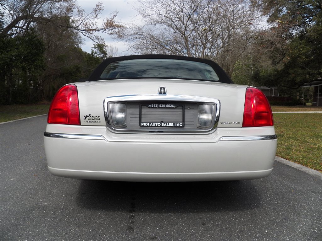2006 LINCOLN Town Car Sedan - $5,900