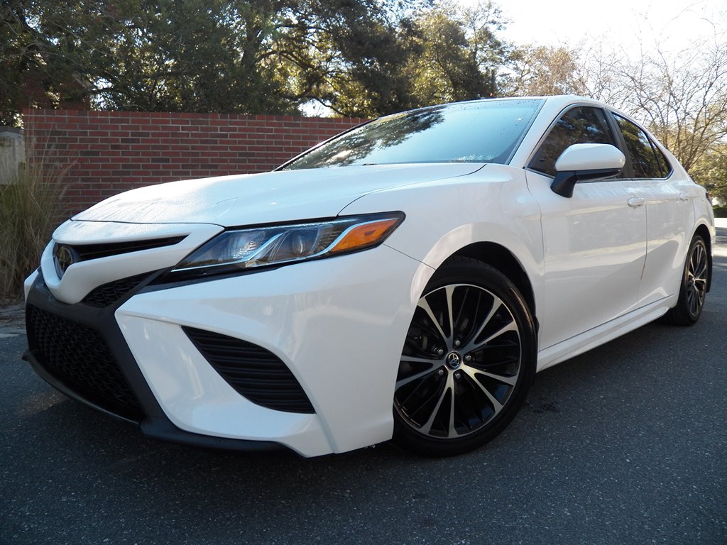 The 2018 Toyota Camry L photos