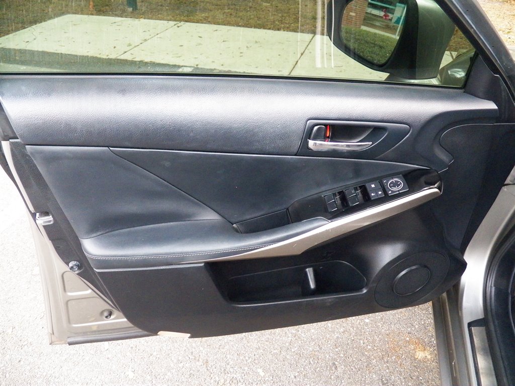 2016 Lexus IS 00t photo