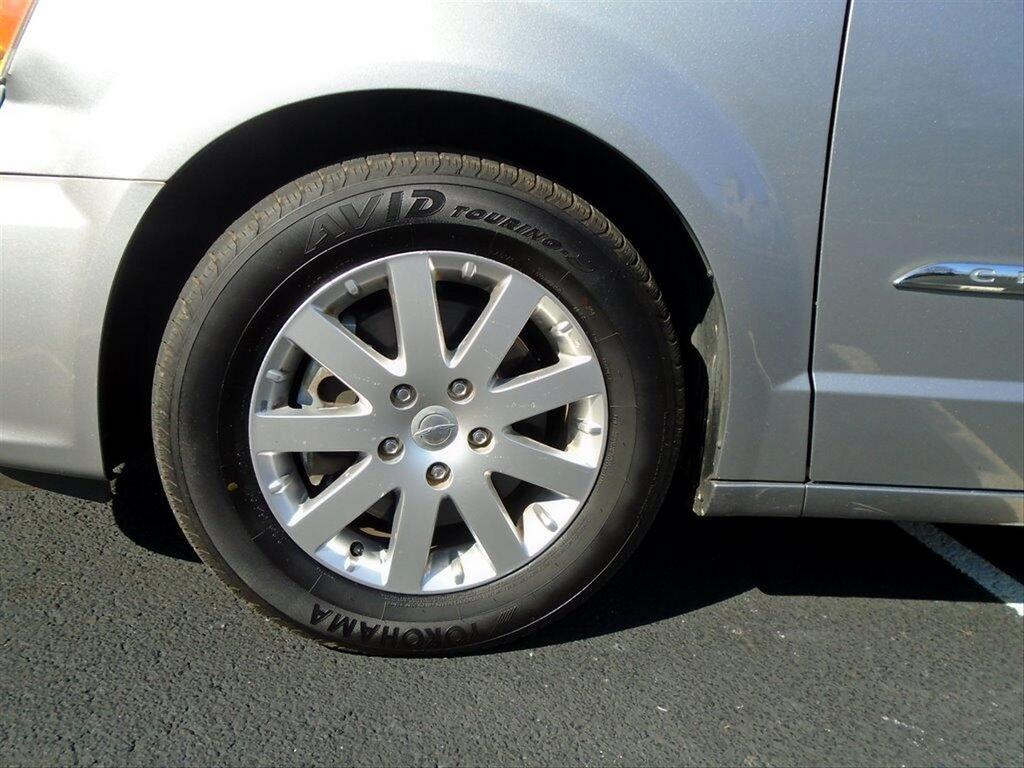 2013 Chrysler Town & Country - $10,995