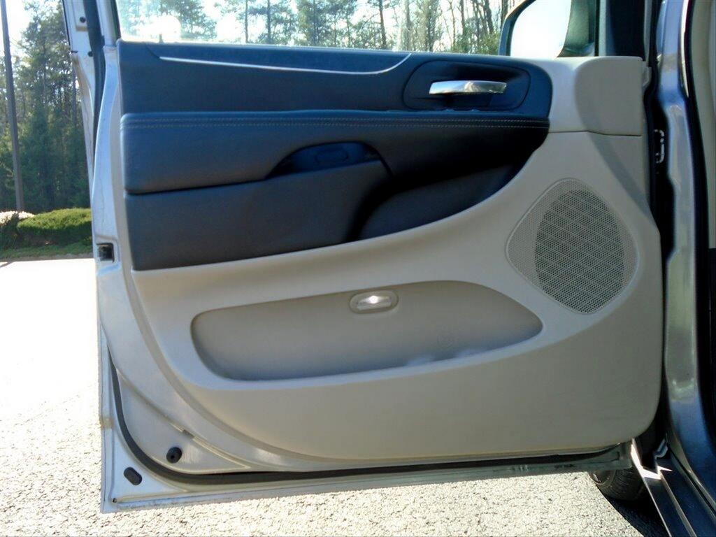 2013 Chrysler Town & Country - $10,995