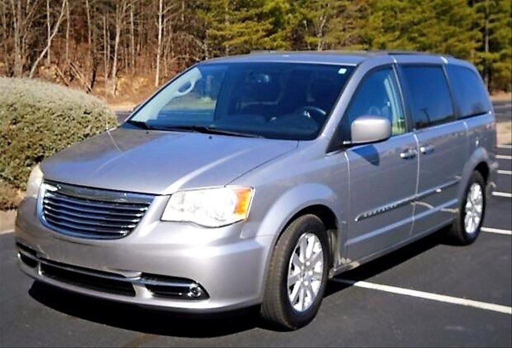 2013 Chrysler Town & Country - $10,995
