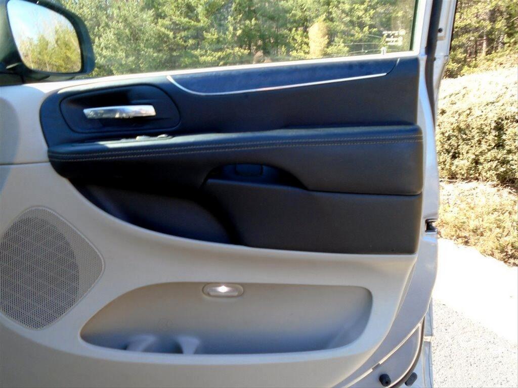 2013 Chrysler Town & Country - $10,995