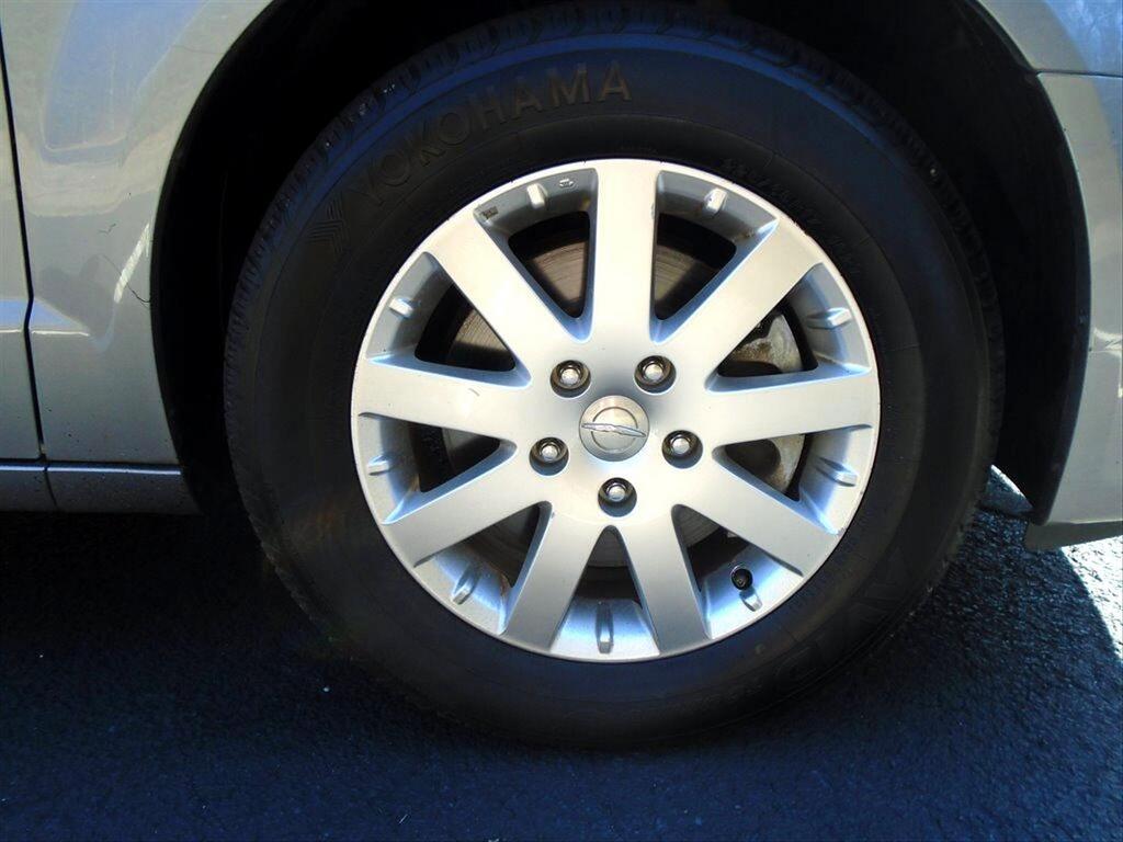2013 Chrysler Town & Country - $10,995