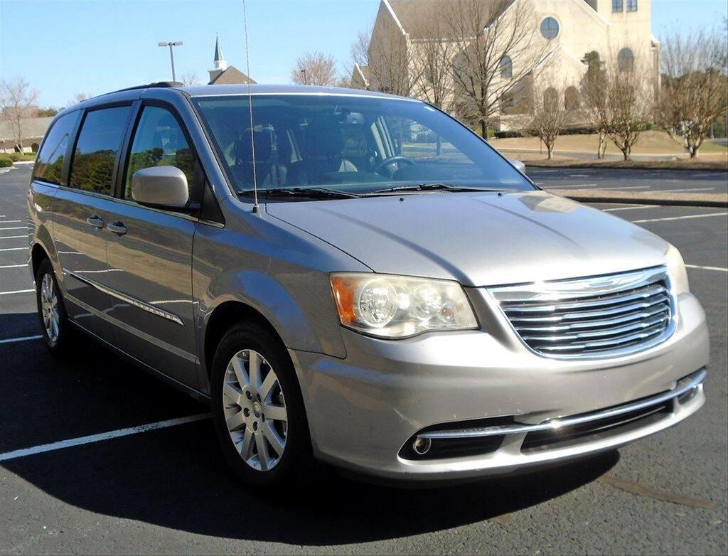 2013 Chrysler Town & Country - $10,995