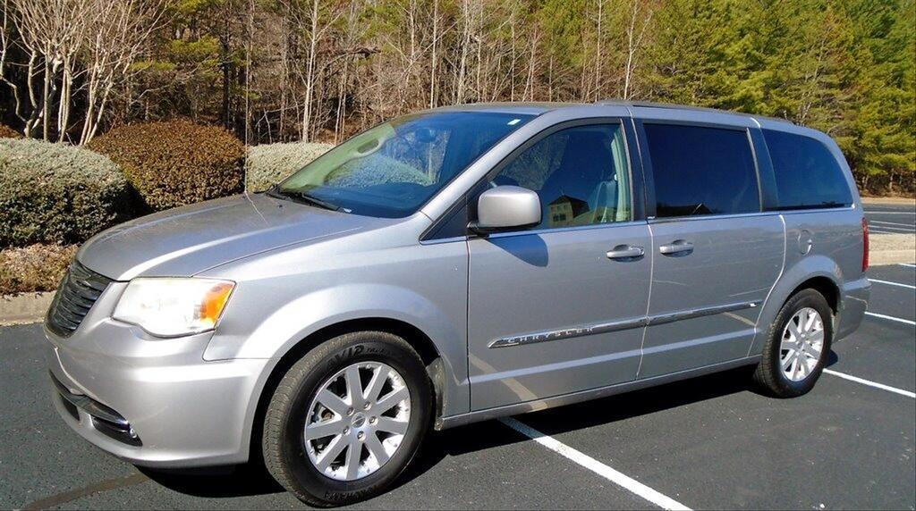 2013 Chrysler Town & Country - $10,995
