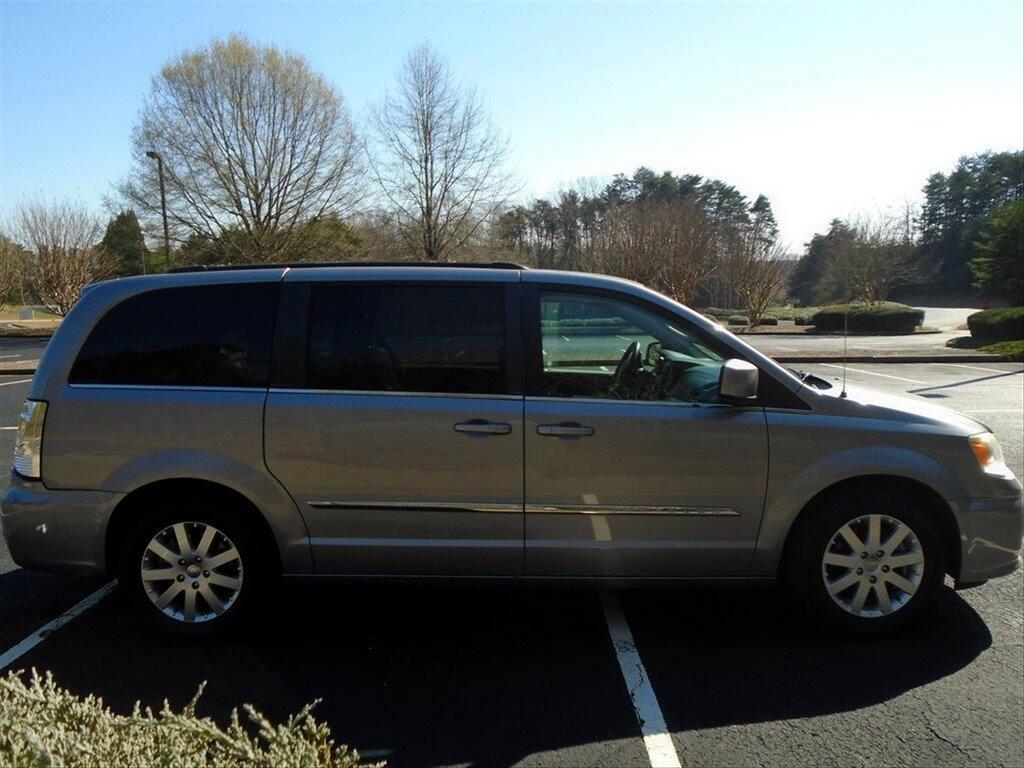 2013 Chrysler Town & Country - $10,995