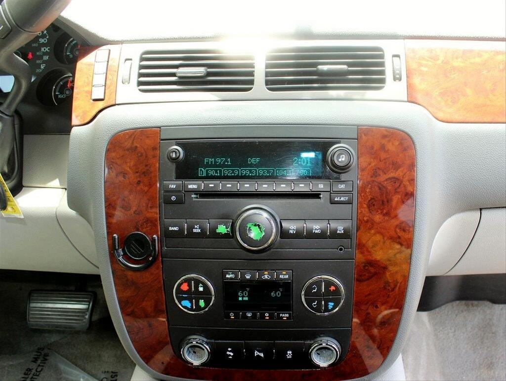 2014 Chevrolet Suburban LT 1500 photo