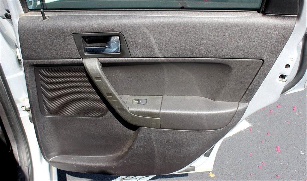 2008 Ford Focus SE photo