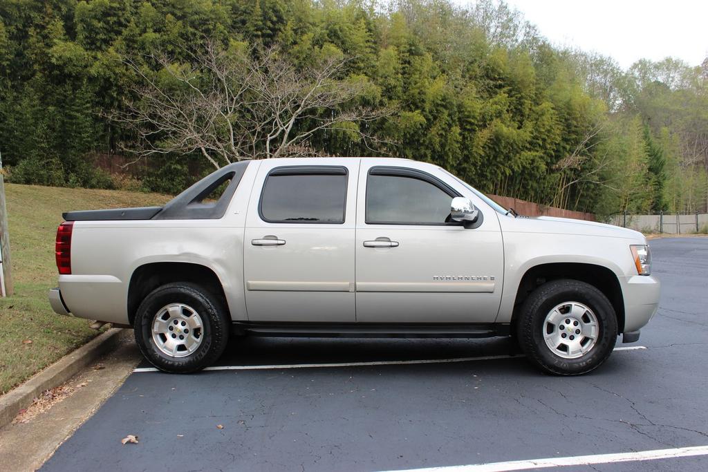 2007 Chevrolet Avalanche - $10,995