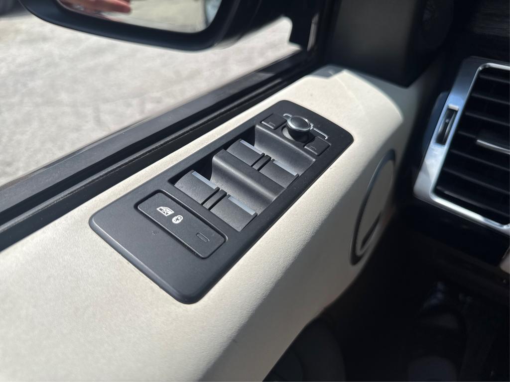 2017 Land Rover Discovery - $13,995