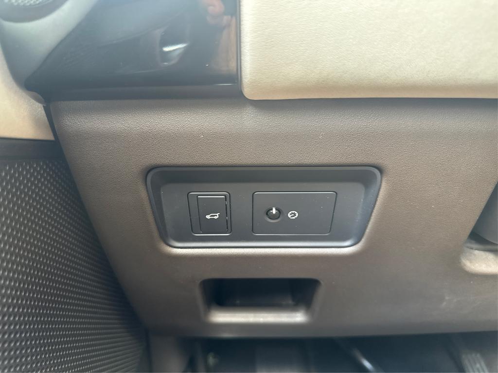 2017 Land Rover Discovery - $13,995