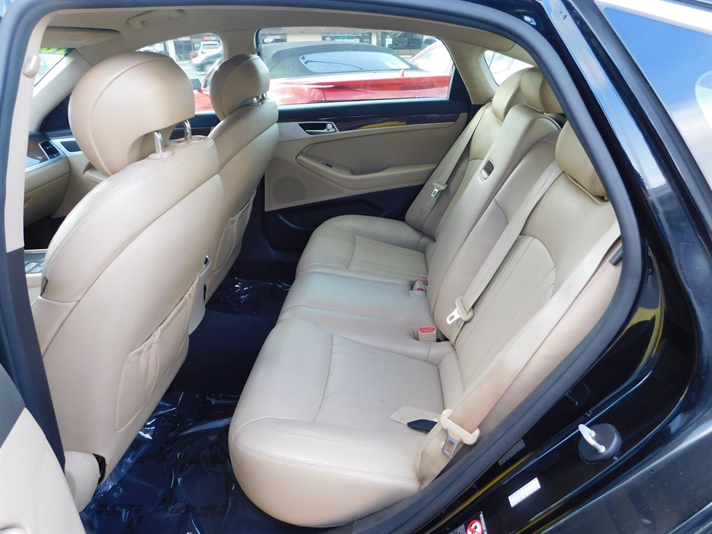 2015 HYUNDAI Genesis Sedan - $11,995