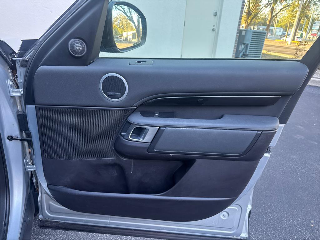 2018 Land Rover Discovery SE photo