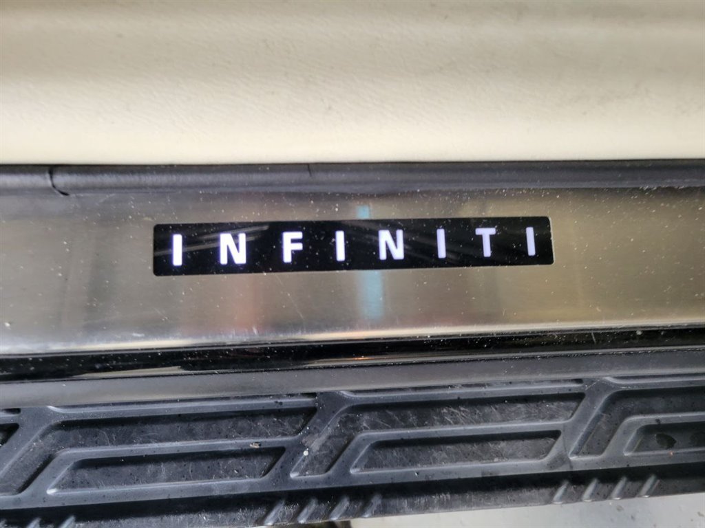 2014 Infiniti QX80 photo